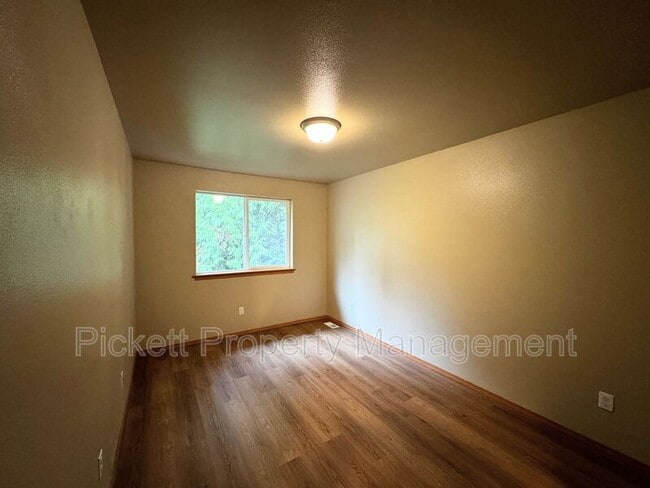 Building Photo - 136 NE Miramar Cir