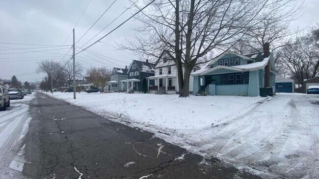Building Photo - 260 Spruce St