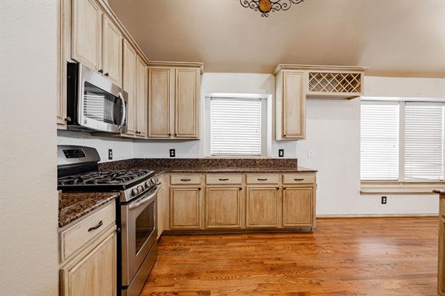 Building Photo - 1875 Crestlake Dr