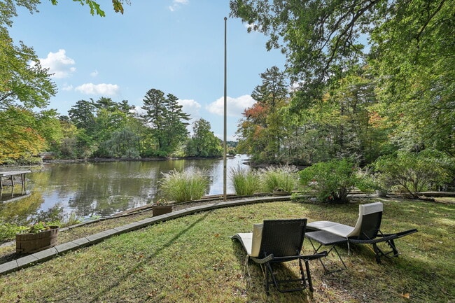 Building Photo - 10 Oakridge Ave