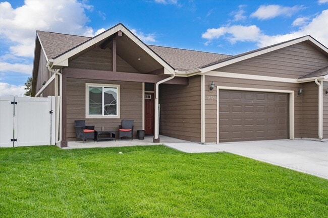 Building Photo - Stunning Townhome with Mountain Views for ...