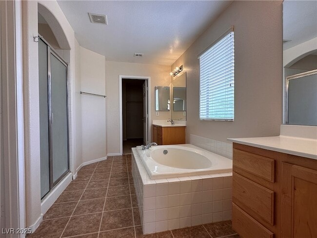 Building Photo - 2586 Highland Cliff Dr