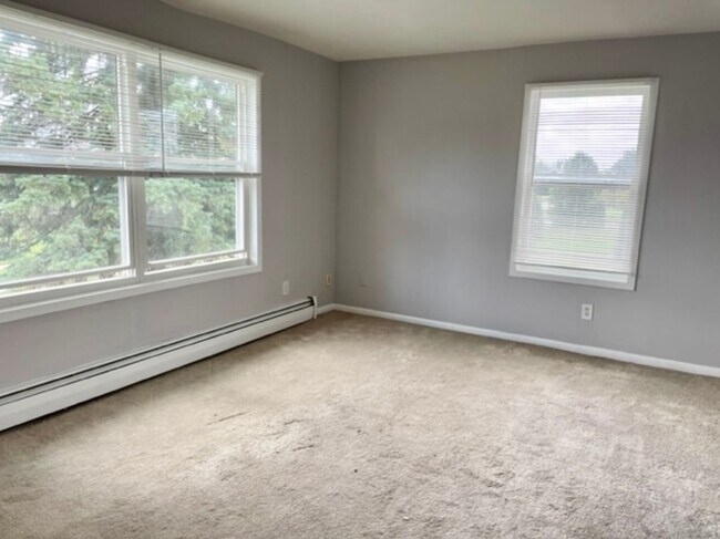 Building Photo - Amazing 2 Bed/1 Bath upstairs apartment in...