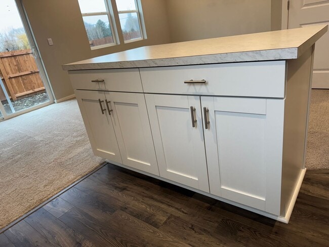 Building Photo - 4 Bed 2.5 Bath Home with Community Amenities