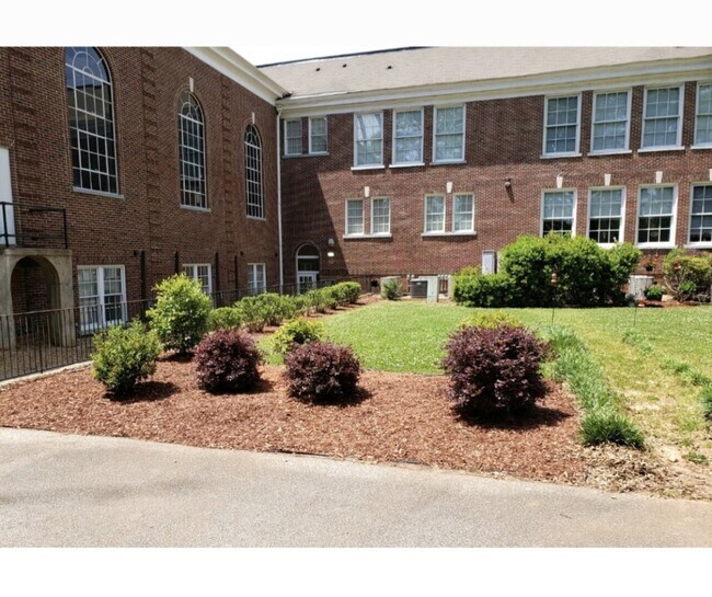 Building Photo - College Hill West Point Apts
