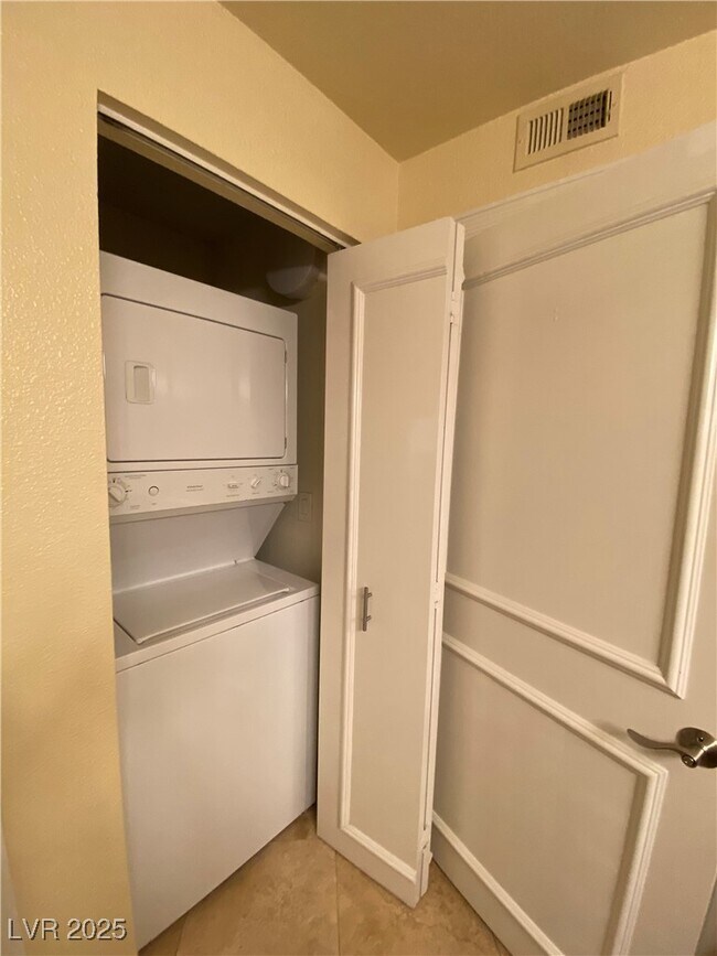 Building Photo - 220 E Flamingo Rd