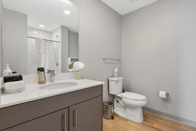 Building Photo - 853 W Blackhawk St