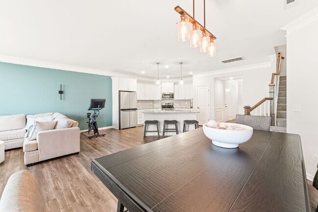 Building Photo - Sleek & Stylish 3 Bed, 2.5 Bath Townhome in Prime Location $2,050/mo rent