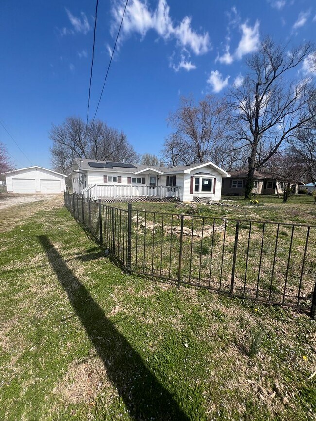 Building Photo - 3 bedrooms/2 bathrooms with detached 2 car...