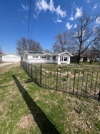 Building Photo - 3 bedrooms/2 bathrooms with detached 2 car...