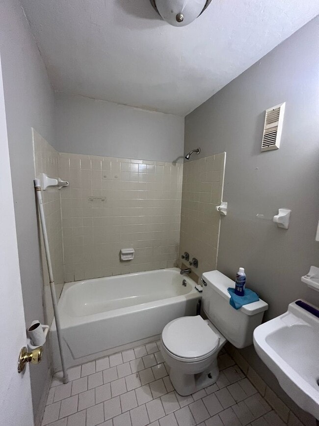 Building Photo - 2 Bedroom/1 Bath Duplex at 423 Cedar Valle...