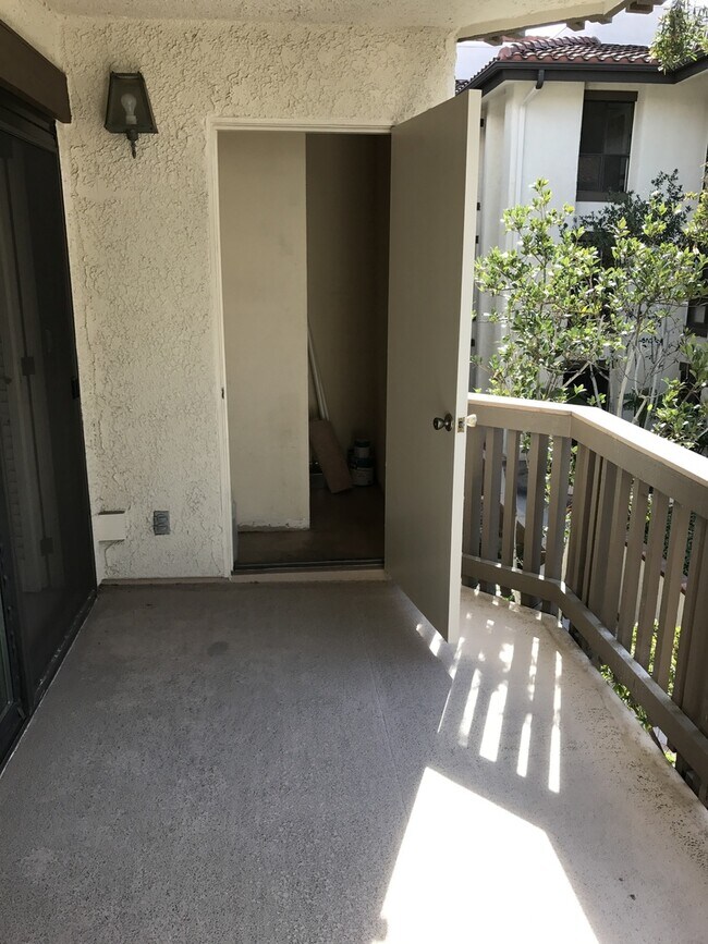 Building Photo - 2BD Condo in Silicon Beach Area Available ...