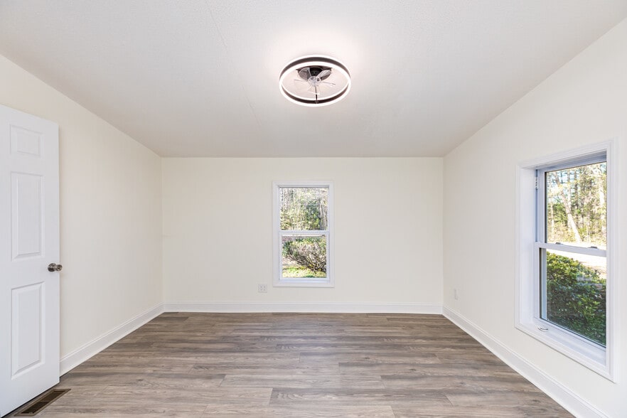 Building Photo - 130 Old Lowesville Rd