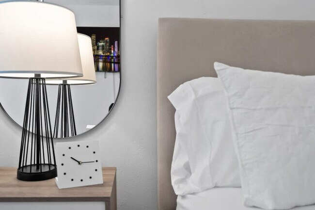 Building Photo - 704 NE 2nd St