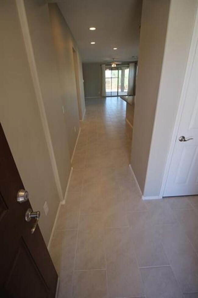 Building Photo - Desirable La Estancia Neighboorhood