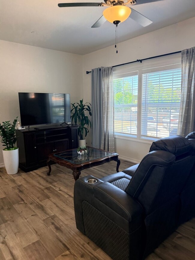 Building Photo - 3 Bedroom | 2 Bathroom in El Cajon