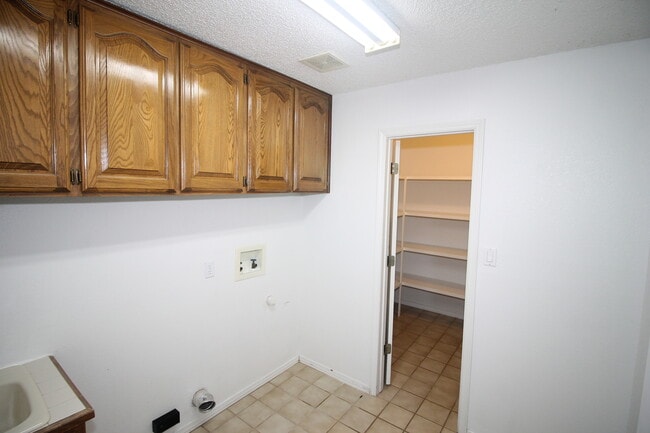 Building Photo - 2300 Northglen Dr