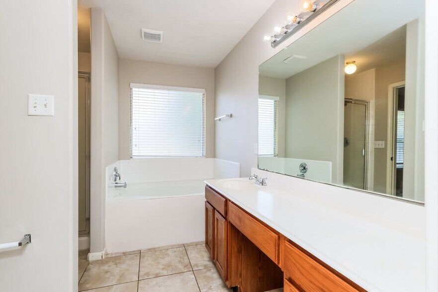 Building Photo - 2447 Halstead Dr