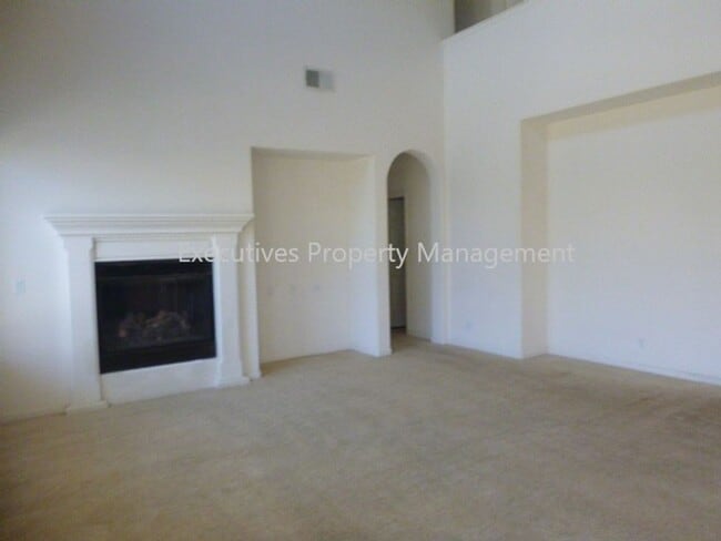 Building Photo - 717 Round Hill Dr