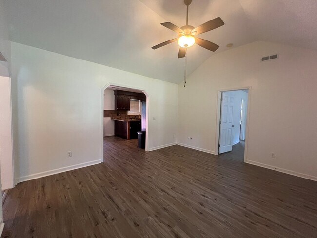 Building Photo - 3290 Valencia Dr