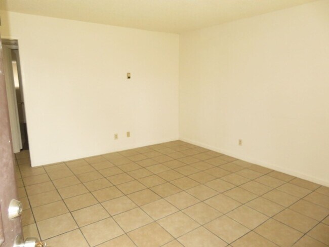 Building Photo - 2 Bedroom/1 Bath Apartment in Northern Oil...