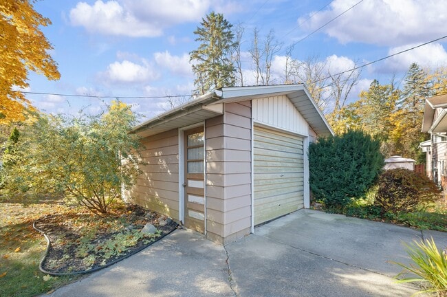 Building Photo - 1332 W Glenlord Rd