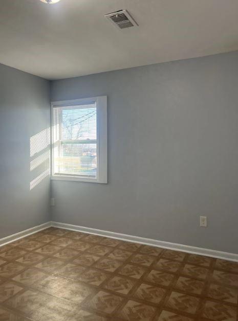 Building Photo - 305 W Oak St