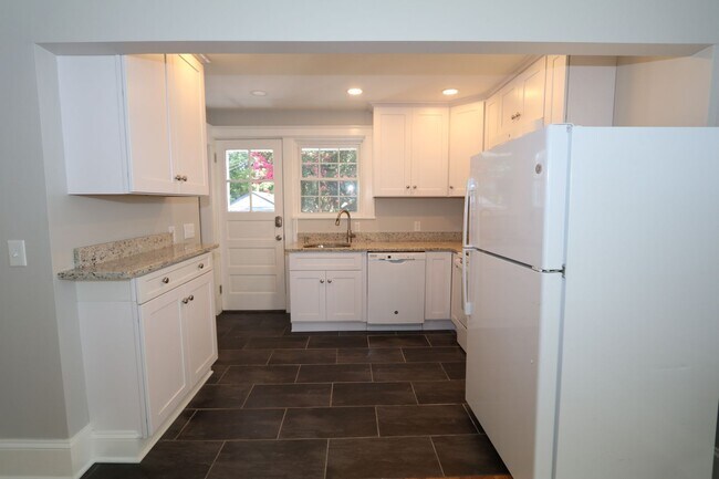 Building Photo - MAIN2220