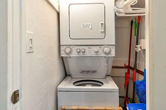 Building Photo - 118 S J St