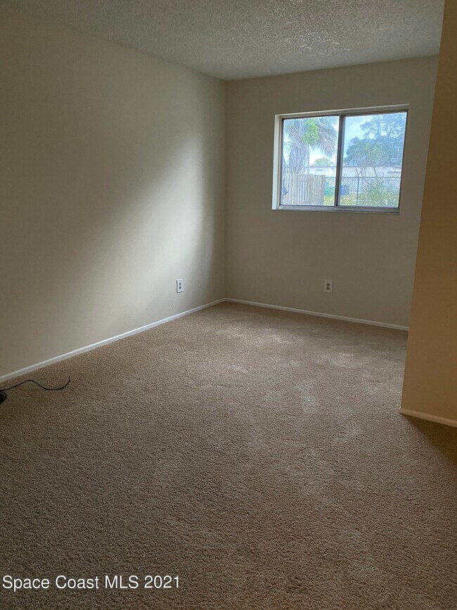 Building Photo - 1865 Guava Ave