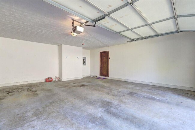 Building Photo - 503 Fayetteville Rd