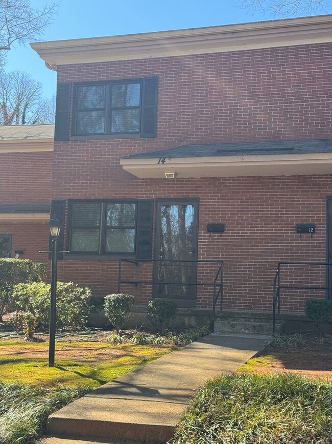 Building Photo - Fantastic Location & Price