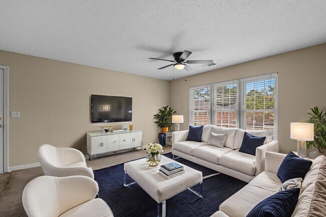 Building Photo - 2 bed 2 bath with a washer & dryer and all...