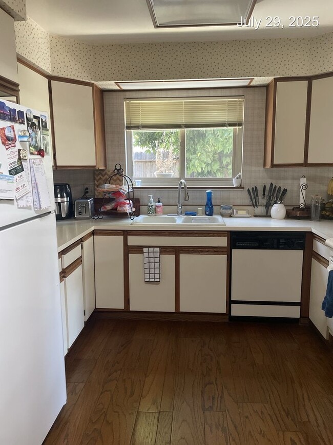 Building Photo - 718 Linwood St