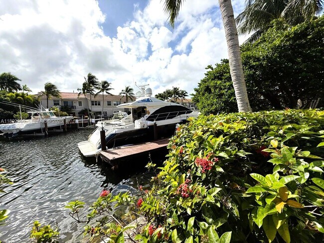 Building Photo - 996 Sanibel Dr