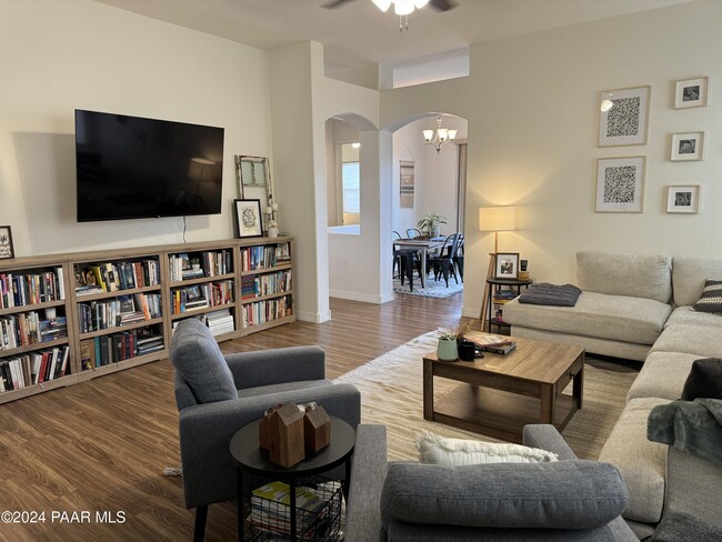 Building Photo - 5765 N Thornberry Dr
