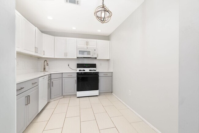 Building Photo - 27 Cottonwood St