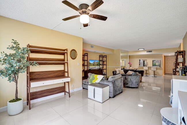 Building Photo - 2659 Carambola Cir N
