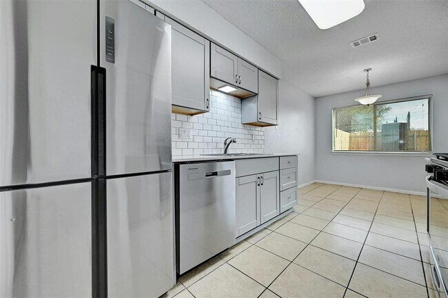Building Photo - 601 Valley View Dr