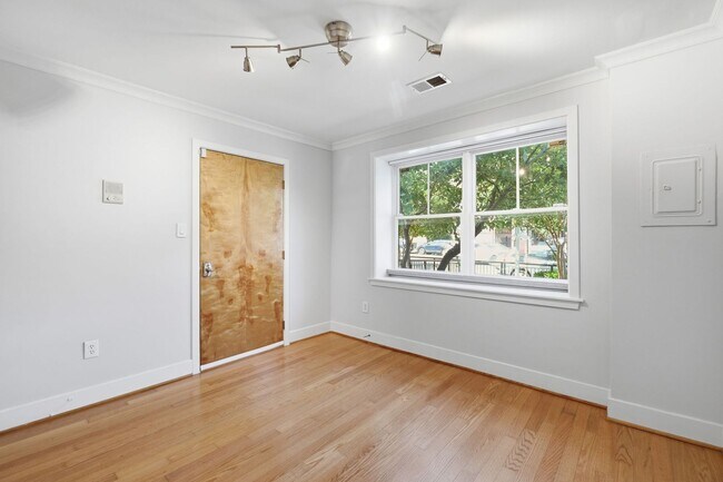 Building Photo - 1BR in the Heart of Logan Circle