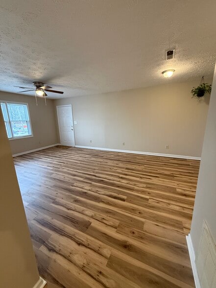 Building Photo - 719 Main St