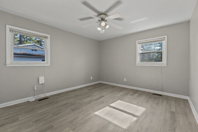 Building Photo - Welcome to the 3 Bed 2 Bath in Fayetteville
