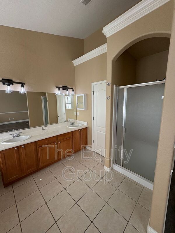 Building Photo - 6227 W Oak Ave