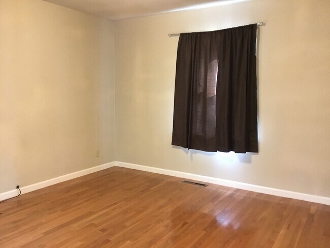 Building Photo - 4 bedroom home close to UNR
