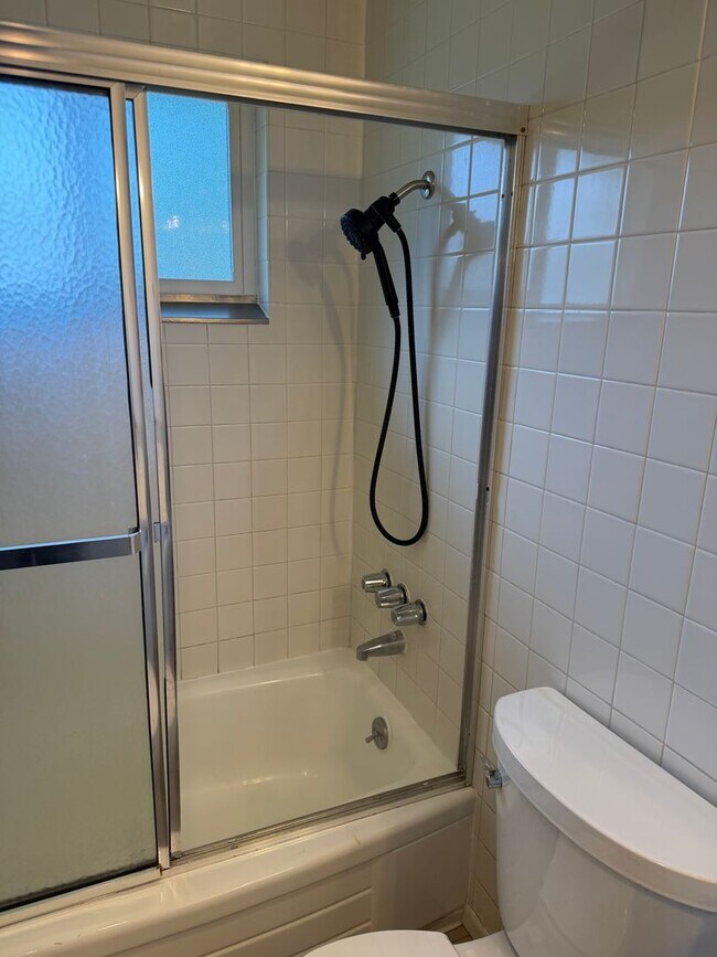 Building Photo - Updated 2 bedroom 1 bath duplex!