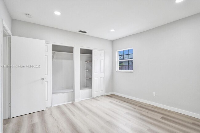 Building Photo - 6860 SW 18th Ct