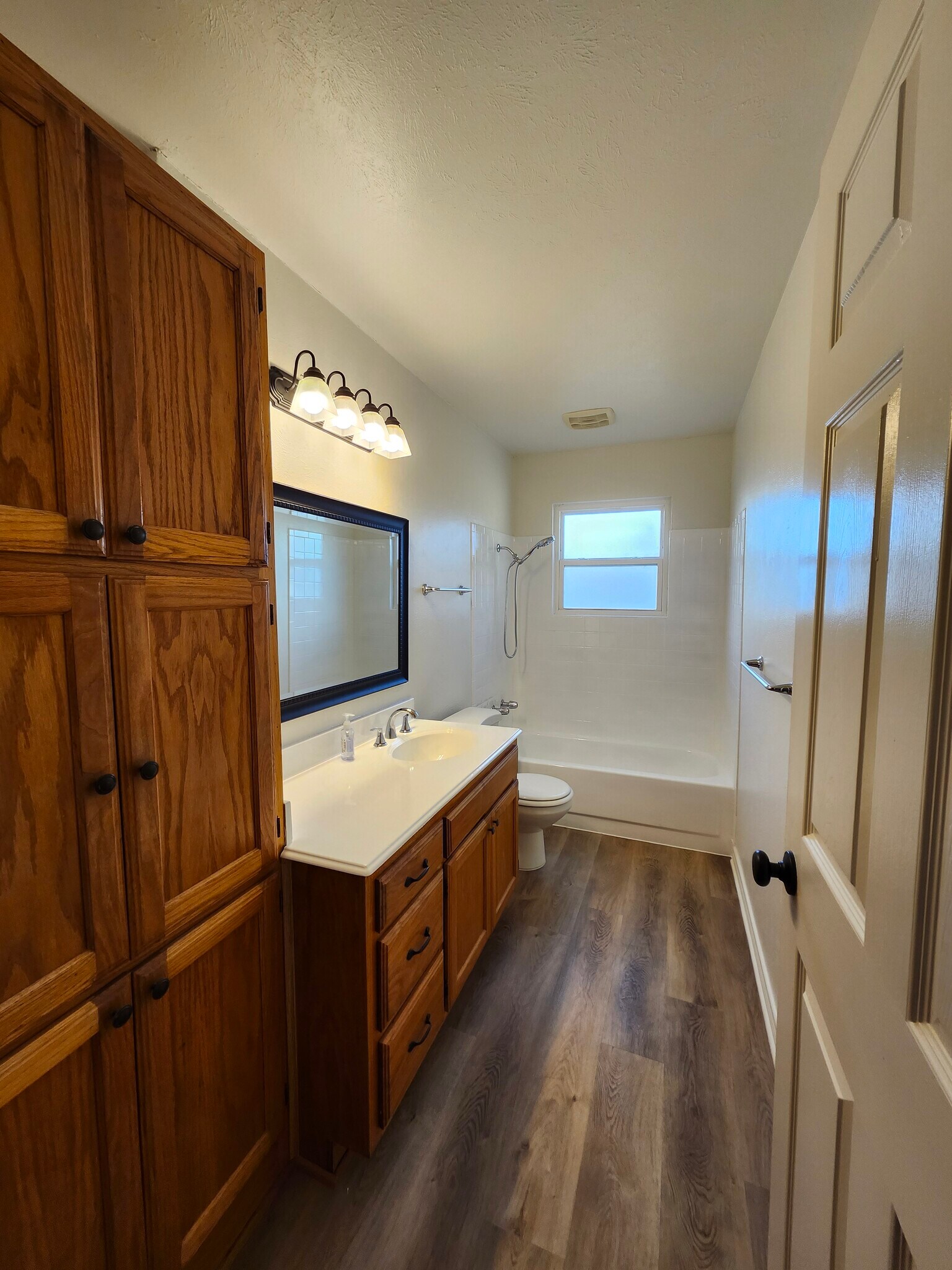 Main bathroom - 1602 Ravenwood Dr