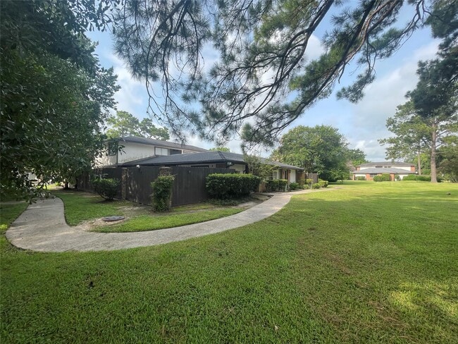 Building Photo - 12023 Greenwood-Forest Dr