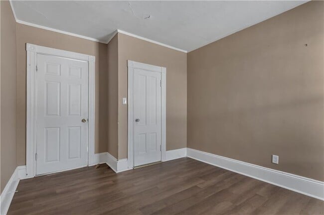 Building Photo - 1070 Main St