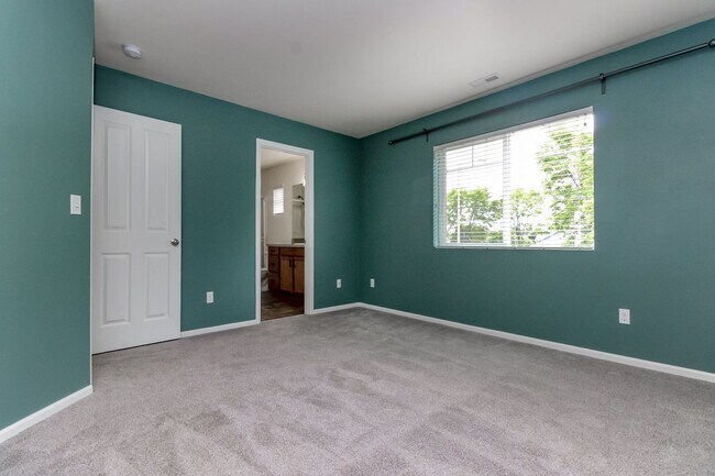 Building Photo - 3684 London Loop NE